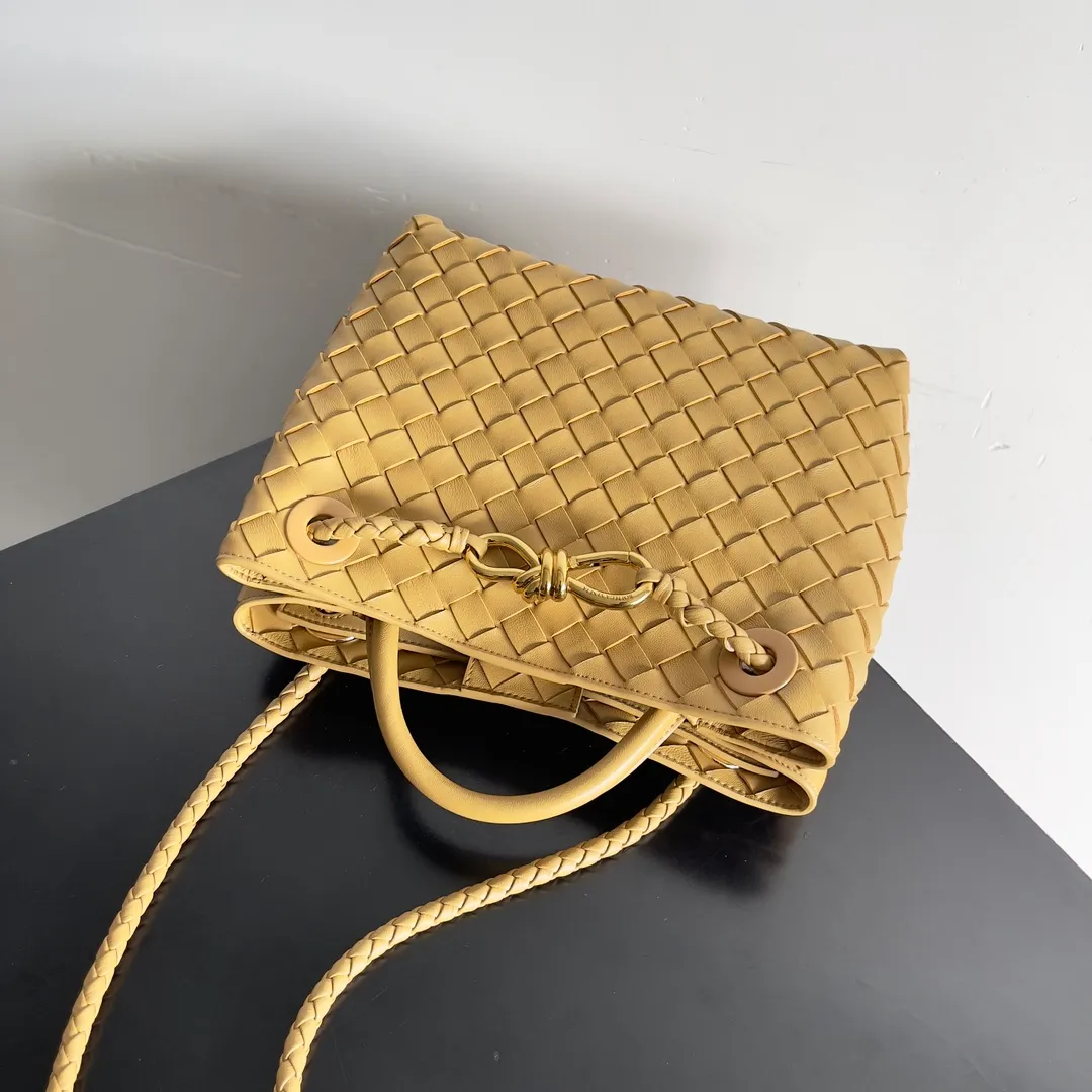The 2023 new Andiamo batch of 1860 BV has been shipped‼ ️Really popular🔥The new Andiamo woven handbag launched by Bottega Veneta this season is really popular all over the world! ! Celebrities at home and abroad have worn it, and Oscar-winning actress Michelle Yeoh has taken it out on the street. Song Jia, Trai Yara, Yu Feihong, Sanji Ayaka, Rosie Hunting-Whiteley, Yoshioka Riho, etc. have all picked up this bag. It is classic and versatile, showing off its temperament, and the bag capacity is also large, which is very convenient for daily commuting! ! A variety of carrying methods, the shoulder straps can be adjusted by yourself, the original lambskin feels soft and delicate, and the neutral style is made to break gender boundaries and bring a more practical and longer-lasting use experience. Andiamo, which has both elegant and casual styles, perfectly interprets the true appearance of "fashionable old money style". Style number: 743568 Size: 25*22*10.5cm